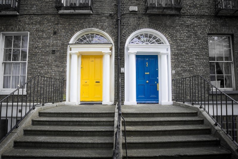 How to Buy and Sell a House at the Same Time (Read This First)